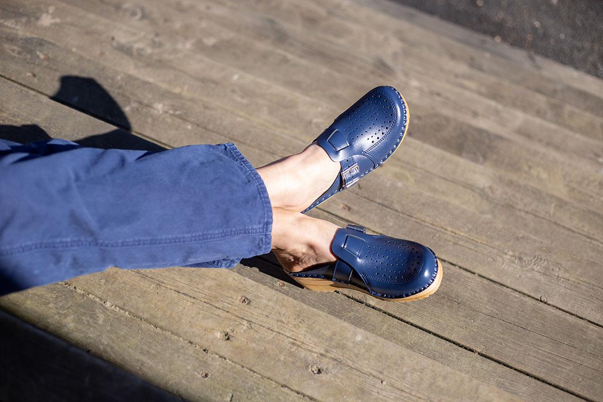Retro Dark Blue Leather Clogs: Perforated Navy Mules with a buckle