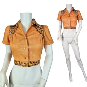 Camisa corta de poliéster naranja con estampado floral en relieve, estilo años 70.