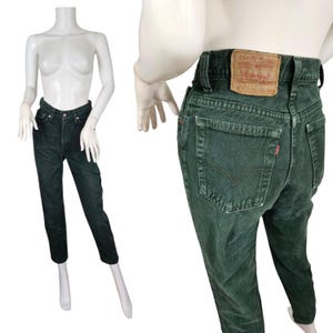 Op de afbeelding: Donkergroene denim jeans met een klassiek vijf-zakken ontwerp. De jeans hebben een rechte pijp en een leren patch op de achterste tailleband. Een rood label is zichtbaar op de achterzak. De jeans worden op een mannequin getoond.