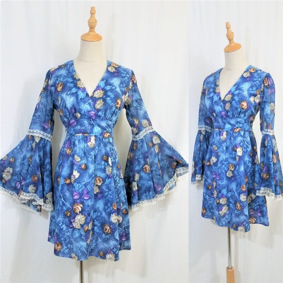 1970's Corn Flower Blue Bell Sleeve Floral Print A