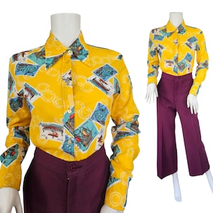 Chemise boutonnée imprimée carte postale en poly jaune des années 1970 I Sz Sm I Haut imprimé fantaisie I Fabriqué en Italie
