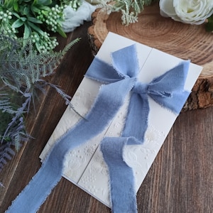 Invito a nastro nuziale, nastro di cotone morbido blu polveroso, nastro per bouquet, nastro strappato a mano