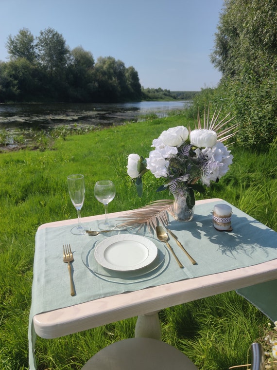Chemin de table en lin vert sauge avec dentelle blanche, décor de table en  lin, chemins de table de mariage -  France