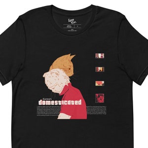 Puede incluir: Camiseta negra con un gráfico de dos gatos con cabezas humanas. El texto "Cursive's domesticated" está impreso en la camiseta.