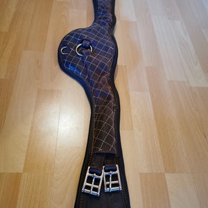 Saddle belt 75 cm, asymmetrical, ergonomically shaped, elbow room for the horse, short belt, leather belt, dressage saddle belt, saddle compulsion
