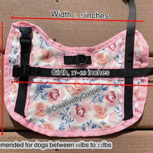 Pode incluir: Coleira floral rosa para cão com correias ajustáveis e uma fivela preta. A coleira mede 10,5 polegadas de comprimento, 7,5 polegadas de largura e tem uma circunferência de 17 a 23 polegadas. É recomendada para cães que pesam entre 10 e 22 libras.