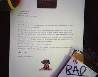 Puede incluir: Una carta impresa del alcalde de Goodneighbor, Hancock, con el texto "Goodneighbor" en la parte superior. Un parche marrón con el mismo texto está encima de la carta. Una bolsa de "Rad Away" es visible, junto con un objeto rojo y amarillo.