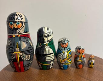 ロシアのマトリョーシカ人形 - ヴィンテージのロシアのマトリョーシカ人形 - ヴィンテージのおもちゃ - 木製のマトリョーシカ人形 - ヴィンテージの木製のおもちゃ - 騎士のマトリョーシカ人形