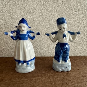 Set di statuette vintage olandesi di ragazzo e ragazza in porcellana blu e bianca ~ realizzate in Giappone - Statuette in porcellana vintage -