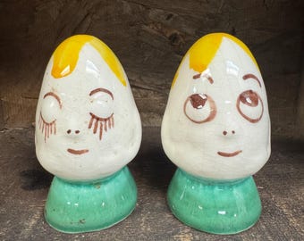 Salero y pimentero de cerámica con forma de huevo antropomórfica antigua - Salero y pimentero vintage con forma de huevo - Salero y pimentero moderno de mediados de siglo