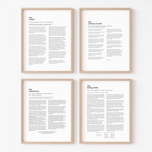 Puede incluir: Cuatro impresiones enmarcadas con texto negro sobre fondos blancos. Las impresiones están en marcos de madera marrón claro. Los textos incluyen "La Familia", "Los Artículos de Fe", "La Restauración" y "El Cristo Viviente".