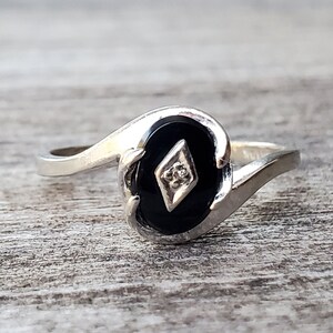 Vintage 10K Black Onyx Diamond White Gold Ring