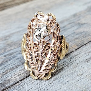 Anillo vintage de oro de 14 quilates con flor tallada