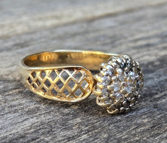 Vintage 10K Diamond Cluster Engagement Ring Sz 9 - image 2