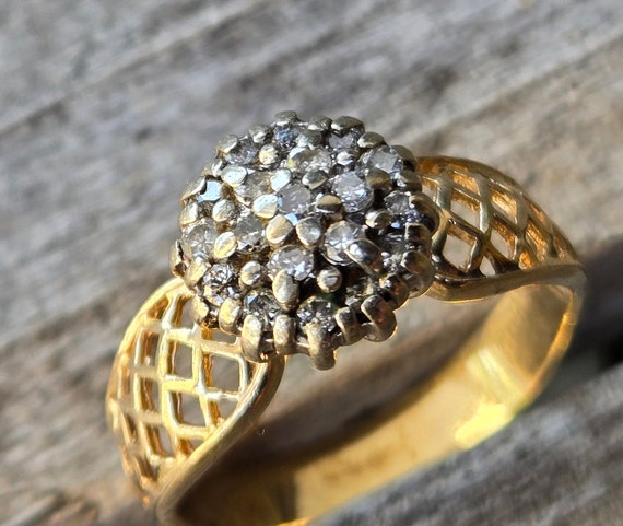 Vintage 10K Diamond Cluster Engagement Ring Sz 9 - image 5