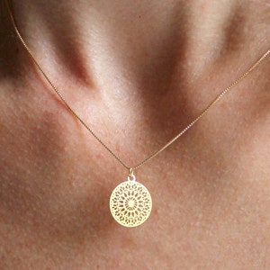 Minimalistische flache Yoga Mandala Kette, Gold Pflanze handmade Anhänger Geschenk Lasercut Spiritsister filigran Blogger DIY Trend 2020