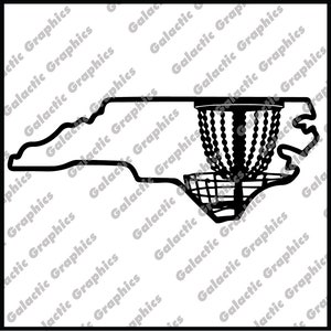 Può includere: Silhouette in bianco e nero dello stato della Carolina del Nord con un cestino per il disc golf nell'angolo in basso a destra.