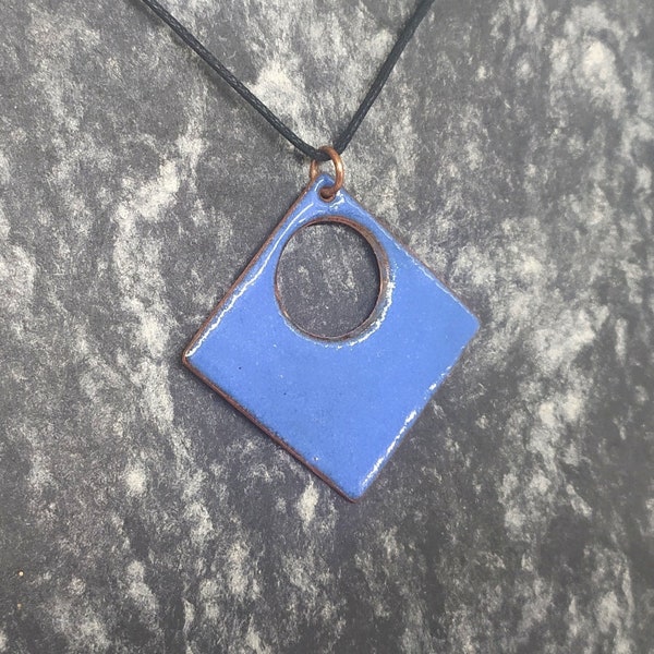 Diamond-shaped pendant in blue