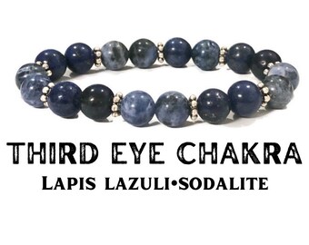 Puede incluir: Una pulsera de cuentas con piedras esféricas azul oscuro y grises, intercaladas con pequeñas cuentas plateadas. El texto "THIRD EYE CHAKRA" y "LAPIS LAZULI•SODALITE" se muestra debajo.