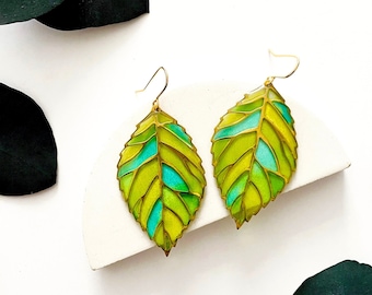 Boucles d'oreilles pendantes feuille, Boucles d'oreilles vertes, Boucles d'oreilles tendance feuille, Boucles d'oreilles en résine colorée, Grandes boucles d'oreilles légères | Cadeau pour les amoureux de la nature