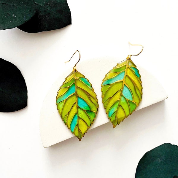 Boucles d'oreilles pendantes feuille, Boucles d'oreilles vertes, Boucles d'oreilles tendance feuille, Boucles d'oreilles en résine colorée, Grandes boucles d'oreilles légères | Cadeau pour les amoureux de la nature