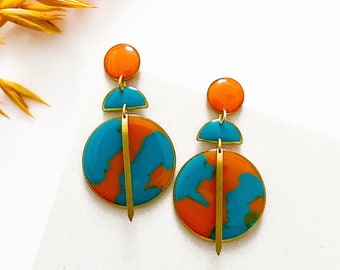 Oranje en turquoise hars oorbellen, kleurrijke damessieraden, grote koperen statement oorbellen, gedurfde bungelende oorbellen, hars oorbellen UK