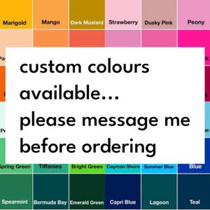 Puede incluir: Una carta de colores con varios tonos de amarillo, naranja, rosa, verde y azul. La carta incluye nombres para cada color, como Marigold, Mango, Dark Mustard, Strawberry, Dusky Pink, Peony, Spring Green, Tiffanies, Bright Green, Cayman Shore, Summer Blue, Blue, Spearmint, Bermuda Bay, Emerald Green, Capri Blue, Lagoon y Teal. El texto "custom colours available... please message me before ordering" se muestra en el centro de la carta.