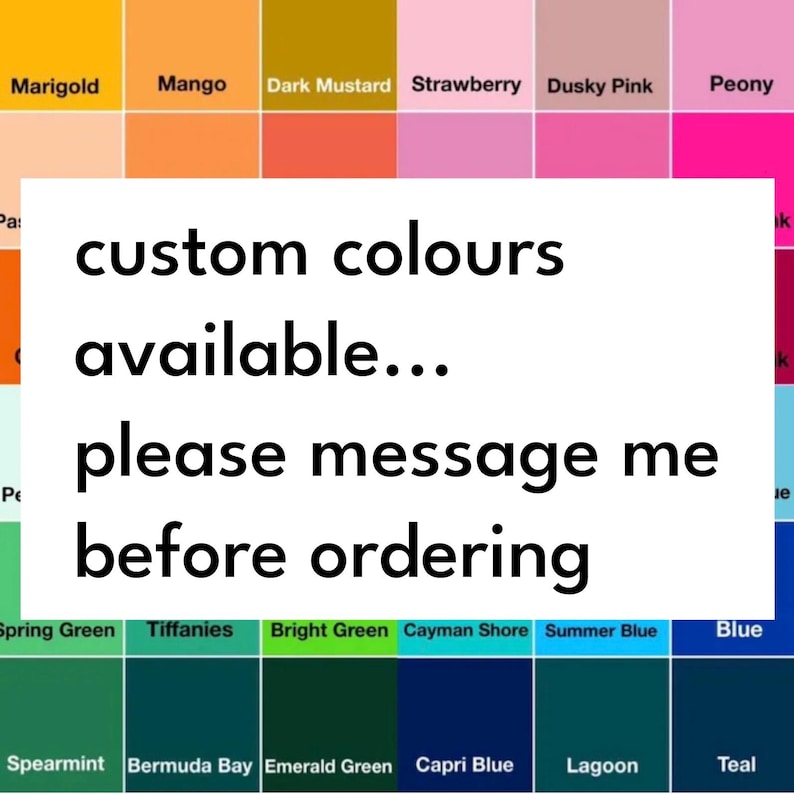 Puede incluir: Una carta de colores con varios tonos de amarillo, naranja, rosa, verde y azul. La carta incluye nombres para cada color, como Marigold, Mango, Dark Mustard, Strawberry, Dusky Pink, Peony, Spring Green, Tiffanies, Bright Green, Cayman Shore, Summer Blue, Blue, Spearmint, Bermuda Bay, Emerald Green, Capri Blue, Lagoon y Teal. El texto "custom colours available... please message me before ordering" se muestra en el centro de la carta.