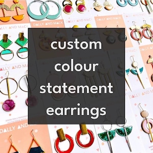 Peut inclure: Une collection de boucles d'oreilles statement colorées avec des formes et des motifs géométriques. Les boucles d'oreilles sont faites de divers matériaux, notamment du métal, du verre et de la résine. Le texte "custom colour statement earrings" est affiché sur un fond noir.