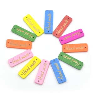 Verschiedene bunte Gravierte Holzknopf Tags mit 2 Löchern für handgemachte Artikel Nähen Häkeln Accessoires 30 x 10 mm | Bastelbedarf DIY