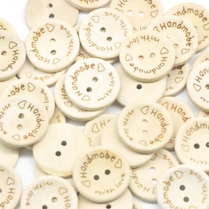 30 Stück Natürliche Farbe &quot;&quot;Handmade with Love&quot;&quot; Gravierte Holzknöpfe Nähen 2 Löcher zum Häkeln 15 mm 20 mm 25 mm | Bastelbedarf DIY