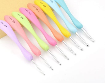 May include: Set of 8 colorful crochet hooks with a rainbow gradient. The hooks are made of plastic and have a comfortable grip. The hook sizes are 4/0 (2.5mm), 5/0 (3.0mm), 6/0 (3.5mm), 7/0 (4.0mm), 7.5/0 (4.5mm), 8/0 (5.0mm), 9/0 (5.5mm), and 10/0 (6.0mm).