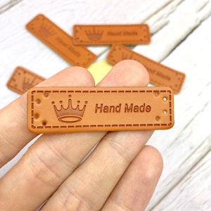 ブラウン「ハンドメイド」PUラベル 手作りアイテム用 クラウンモチーフ 人工PUレザータグ 50 x 15 mm | クラフト用品 DIY