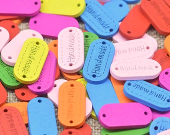 100 Stück Multicolor "Handmade" Gravierte Holzknopf Tags 2 Löcher zum häkeln 25x12.5mm | Bastelbedarf DIY