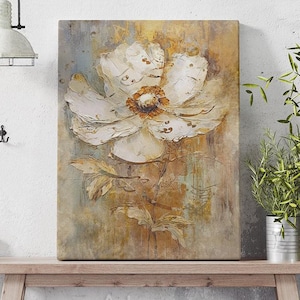 Puede incluir: Una gran obra de arte floral en lienzo con una flor blanca y un fondo amarillo y marrón. La obra de arte se exhibe sobre una consola de madera con objetos decorativos y una planta en maceta. El texto "Artorang" es visible en la mesa.