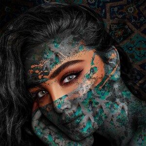 Puede incluir: El rostro de una mujer est&aacute; parcialmente oculto por un patr&oacute;n abstracto colorido. El patr&oacute;n recuerda a un mosaico o un trabajo de azulejos, con tonos de azul, verde y dorado. El ojo de la mujer es visible, con una llamativa lente de contacto azul.