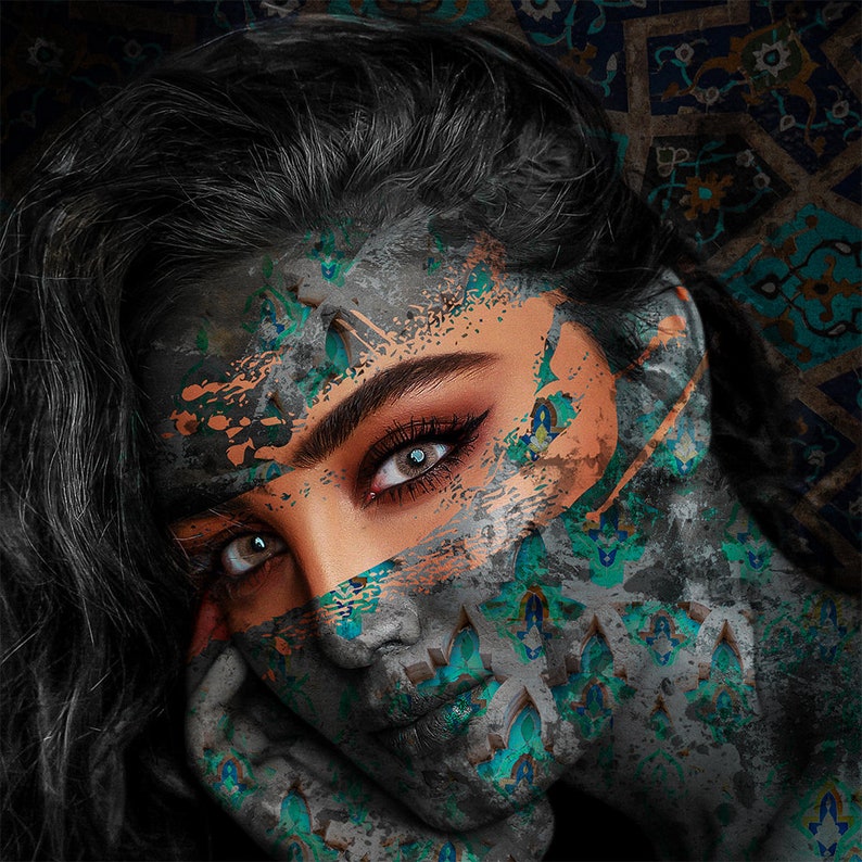 Puede incluir: El rostro de una mujer est&aacute; parcialmente oculto por un patr&oacute;n abstracto colorido. El patr&oacute;n recuerda a un mosaico o un trabajo de azulejos, con tonos de azul, verde y dorado. El ojo de la mujer es visible, con una llamativa lente de contacto azul.