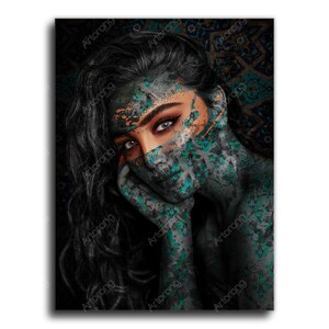 Puede incluir: Una mujer con el pelo largo y negro tiene la cara parcialmente cubierta con un dise&ntilde;o estampado en turquesa y gris. Sus ojos son visibles y tienen un maquillaje dram&aacute;tico con delineador de ojos oscuro y sombra de ojos verde brillante.
