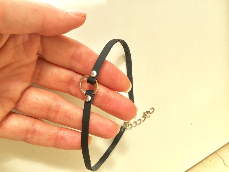 Dünnes schwarzes Echtleder-Halsband / 5 mm dünnes weiches O-Ring-Halsband / Handgemachtes Band-Halsband von Detelini Bild 6
