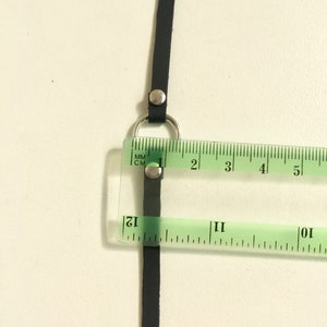 Dünnes schwarzes Echtleder-Halsband / 5 mm dünnes weiches O-Ring-Halsband / Handgemachtes Band-Halsband von Detelini Bild 8