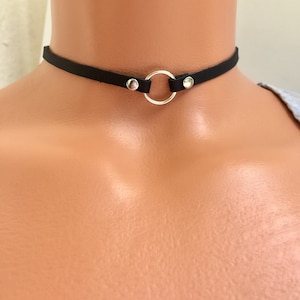 Dünnes schwarzes Echtleder-Halsband / 5 mm dünnes weiches O-Ring-Halsband / Handgemachtes Band-Halsband von Detelini Bild 1