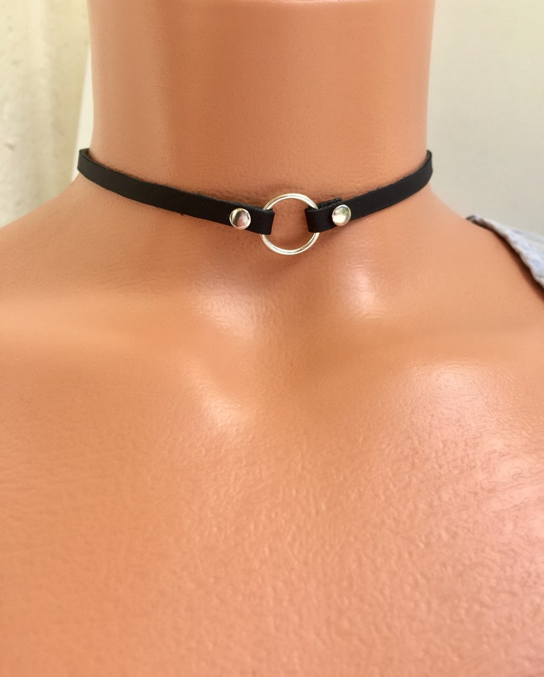 Dünnes schwarzes Echtleder-Halsband / 5 mm dünnes weiches O-Ring-Halsband / Handgemachtes Band-Halsband von Detelini Bild 1