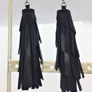 Orecchini con nappe in vera pelle / Orecchini lunghi con frange pendenti / Accessorio fatto a mano di Detelini