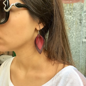 Orecchini "Foglie" bicolore in vera pelle/ Borgogna e rosso vino/ Accessorio fatto a mano da Detelini