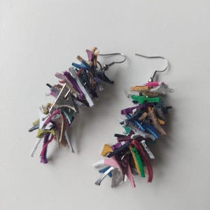 Leren kroonluchter oorbellen "Zero waste" / Lichtgewicht oorbellen / Kleurrijke kleine uitsparingen van echt leer / Handgemaakte hangoorbellen