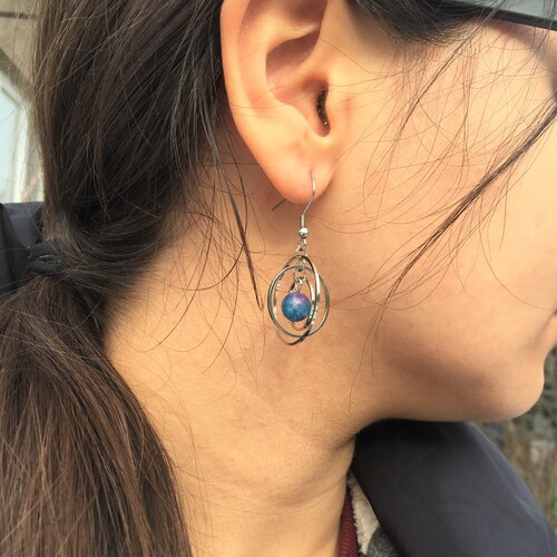 Boucles d'oreilles délicates en acier inoxydable « Système solaire » avec pierre d'agate bleu rose « Soleil » / Créoles