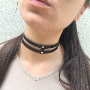 Choker aus echtem schwarzem Leder / zwei genietete Bänder / 1 cm breites weiches Band / Handgefertigtes Accessoire von Detelini