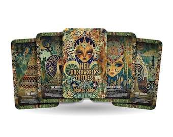 Puede incluir: Un conjunto de cinco cartas de oráculo con ilustraciones intrincadas y detalles dorados. Las cartas presentan una variedad de criaturas míticas y símbolos. La carta del centro dice "Hel Underworld's Mistress Oracle Cards".