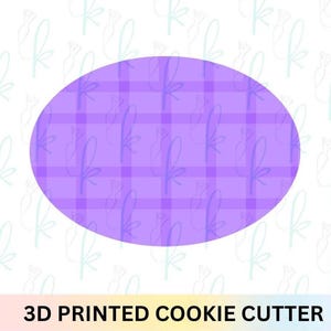 Puede incluir: Un cortador de galletas impreso en 3D con forma de óvalo. El óvalo es de color morado claro con un patrón de cuadros. El patrón de cuadros está formado por líneas moradas claras. El texto "3D PRINTED COOKIE CUTTER" está en la parte inferior de la imagen.