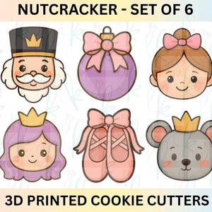 Könnte beinhalten: Sechs 3D-gedruckte Ausstecher mit Motiven wie Nussknacker, Christbaumkugel, Ballerina, Prinzessin, Ballettschuhe und Maus. Der Text "NUTCRACKER - SET OF 6" und "3D PRINTED COOKIE CUTTERS" sind oben und unten abgebildet.